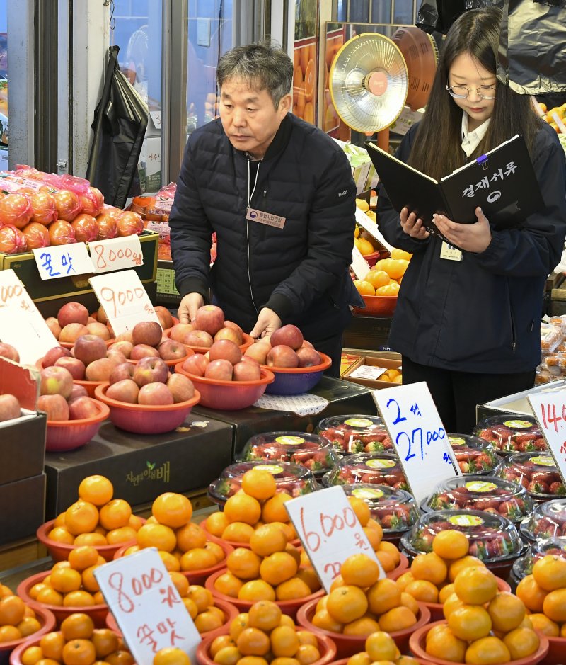 민족 대명절 설을 2주 앞둔 3일 경기 수원시 팔달구 못골시장에서 국립농산물품질관리원 경기지원 수원사무소 관계자들이 설을 앞두고 원산지 표시 점검을 하고 있다. (공동취재) 2026.2.3/뉴스1 ⓒ News1 김영운 기자