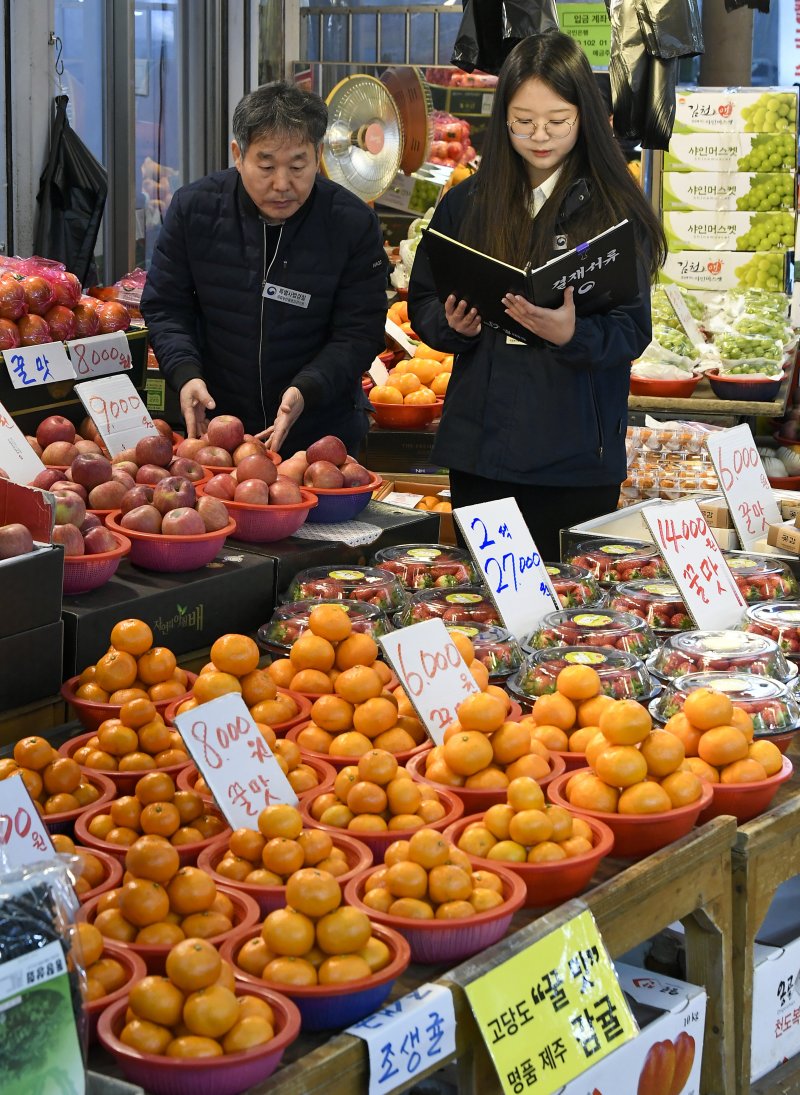 민족 대명절 설을 2주 앞둔 3일 경기 수원시 팔달구 못골시장에서 국립농산물품질관리원 경기지원 수원사무소 관계자들이 설을 앞두고 원산지 표시 점검을 하고 있다. (공동취재) 2026.2.3/뉴스1 ⓒ News1 김영운 기자