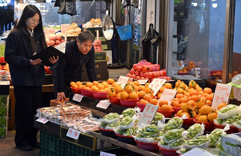 민족 대명절 설을 2주 앞둔 3일 경기 수원시 팔달구 못골시장에서 국립농산물품질관리원 경기지원 수원사무소 관계자들이 설을 앞두고 원산지 표시 점검을 하고 있다. (공동취재) 2026.2.3/뉴스1 ⓒ News1 김영운 기자