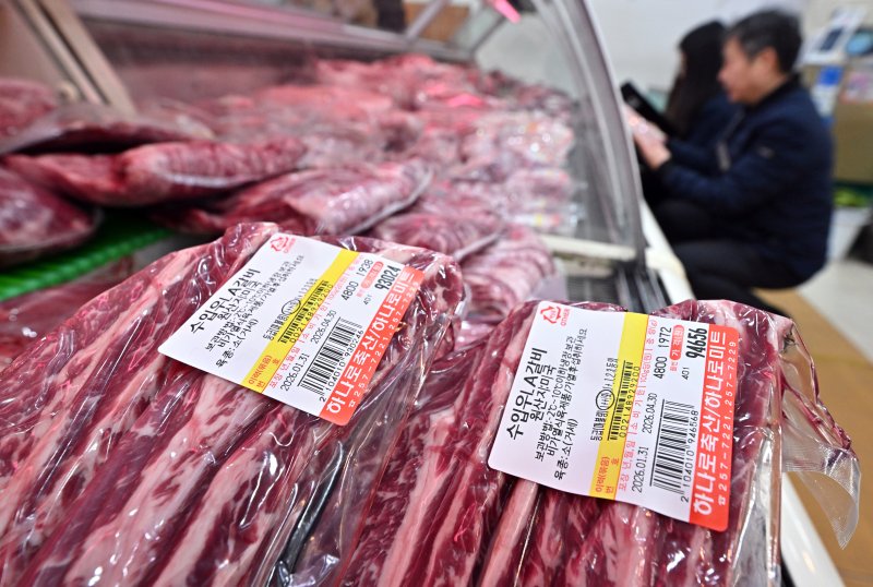 민족 대명절 설을 2주 앞둔 3일 경기 수원시 팔달구 못골시장에서 국립농산물품질관리원 경기지원 수원사무소 관계자들이 설을 앞두고 원산지 표시 점검을 하고 있다. (공동취재) 2026.2.3/뉴스1 ⓒ News1 김영운 기자