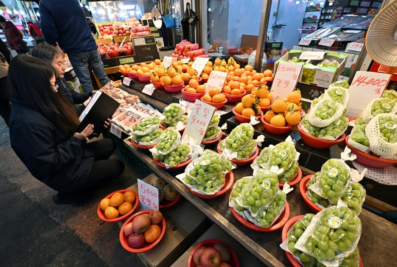 민족 대명절 설을 2주 앞둔 3일 경기 수원시 팔달구 못골시장에서 국립농산물품질관리원 경기지원 수원사무소 관계자들이 설을 앞두고 원산지 표시 점검을 하고 있다. (공동취재) 2026.2.3/뉴스1 ⓒ News1 김영운 기자