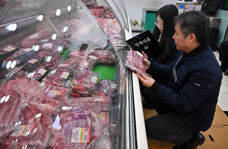 민족 대명절 설을 2주 앞둔 3일 경기 수원시 팔달구 못골시장에서 국립농산물품질관리원 경기지원 수원사무소 관계자들이 설을 앞두고 원산지 표시 점검을 하고 있다. (공동취재) 2026.2.3/뉴스1 ⓒ News1 김영운 기자