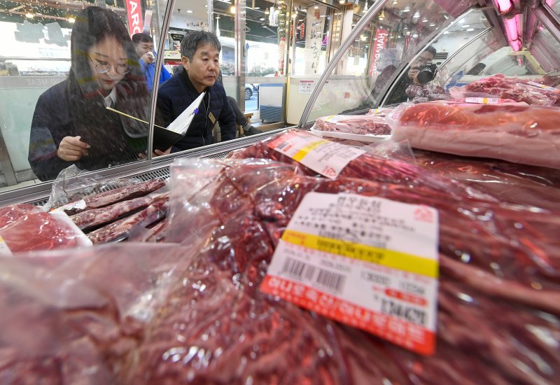 민족 대명절 설을 2주 앞둔 3일 경기 수원시 팔달구 못골시장에서 국립농산물품질관리원 경기지원 수원사무소 관계자들이 설을 앞두고 원산지 표시 점검을 하고 있다. (공동취재) 2026.2.3/뉴스1 ⓒ News1 김영운 기자