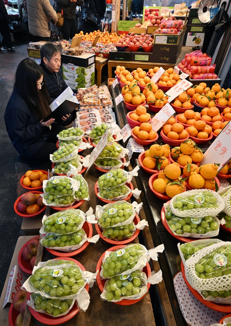 민족 대명절 설을 2주 앞둔 3일 경기 수원시 팔달구 못골시장에서 국립농산물품질관리원 경기지원 수원사무소 관계자들이 설을 앞두고 원산지 표시 점검을 하고 있다. (공동취재) 2026.2.3/뉴스1 ⓒ News1 김영운 기자