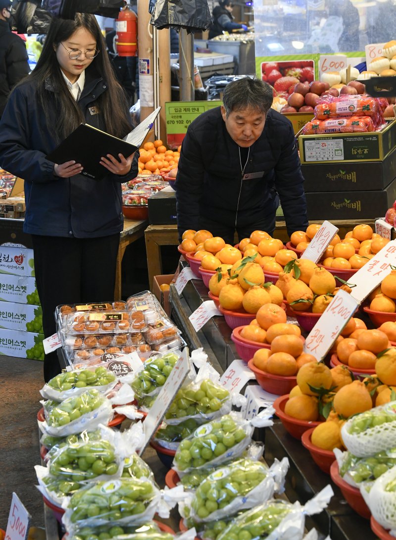 민족 대명절 설을 2주 앞둔 3일 경기 수원시 팔달구 못골시장에서 국립농산물품질관리원 경기지원 수원사무소 관계자들이 설을 앞두고 원산지 표시 점검을 하고 있다. (공동취재) 2026.2.3/뉴스1 ⓒ News1 김영운 기자