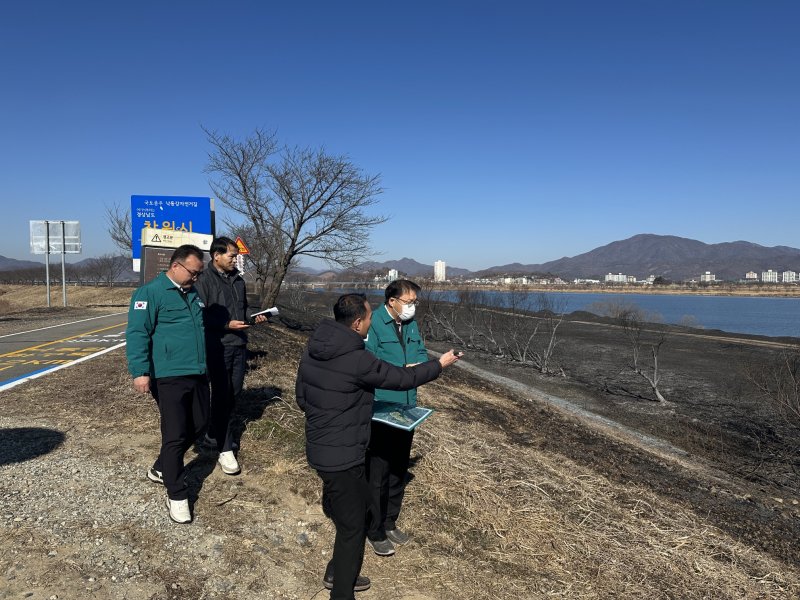 [창원=뉴시스] 장금용 경남 창원시장 권한대행이 3일 오전 대산면 수산대교 인근을 방문해 지난 2일 발생한 화재 현장을 점검하고 있다. (사진=창원시 제공) 2026.02.03. photo@newsis.com *재판매 및 DB 금지