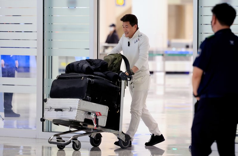 전한길 전 한국사 강사가 3일 인천국제공항 제2여객터미널을 통해 귀국하고 있다. 2026.2.3/뉴스1 ⓒ News1 이호윤 기자
