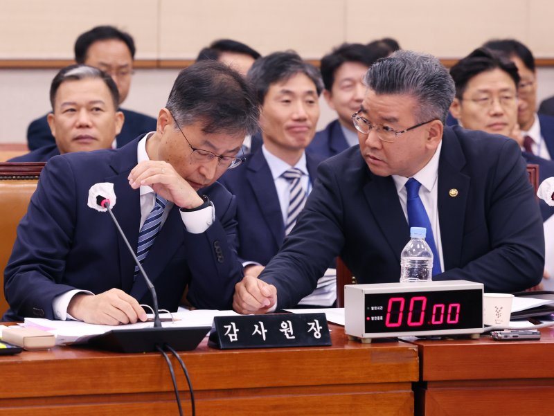 최재해 감사원장과 유병호 사무총장이 지난 2023년 10월 13일 서울 여의도 국회에서 열린 법제사법위원회 국정감사에서 대화를 하고 있다. 2023.10.13/뉴스1 ⓒ News1 송원영 기자