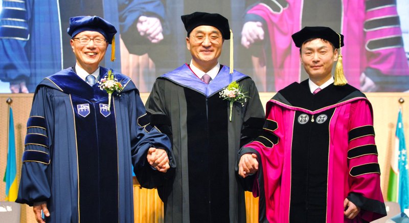 [포항=뉴시스] 송종욱 기자 = 한동대 제8대 박성진 총장(오른쪽)이 취임식에서 최도성(왼쪽) 전 총장, 이재훈 이사장과 기념 촬영하고 있다. (사진=한동대 제공) 2026.02.03. photo@newsis.com