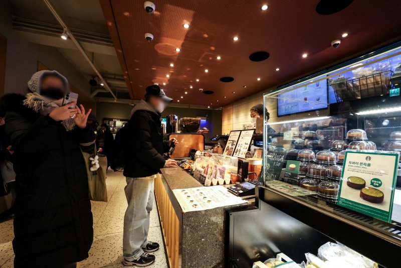 [서울=뉴시스] 정병혁 기자 = 30일 서울 마포구 스타벅스 홍대동교점을 찾은 시민들이 스타벅스 두바이 쫀득롤을 구매하고 있다. 2026.01.30. jhope@newsis.com