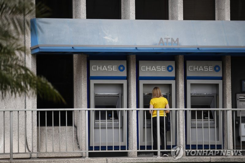 JP모건체이스 은행을 이용하는 고객 (출처=연합뉴스)