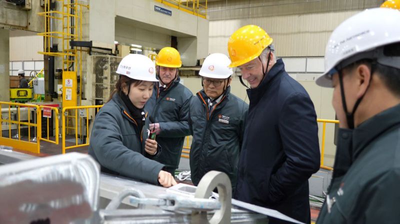 스티븐 퓨어 캐나다 국방조달 특임장관(왼쪽 네번째)이 3일 한화에어로스페이스 창원사업장을 방문해 손재일 한화에어로스페이스 대표이사(왼쪽 세번째)와 무기 체계 제조 현장을 살펴보고 있다. 한화에어로스페이스 제공