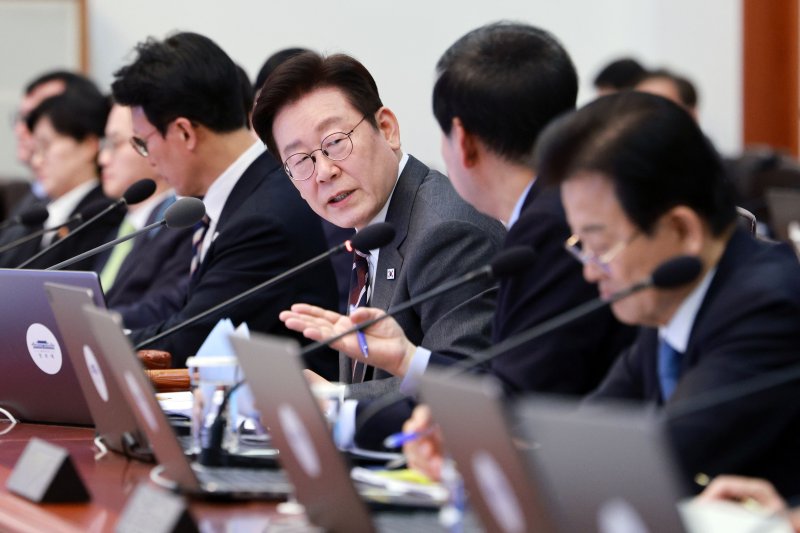 이재명 대통령이 3일 청와대에서 열린 국무회의에서 구윤철 부총리 겸 재정경제부 장관과 대화하고 있다. 연합뉴스