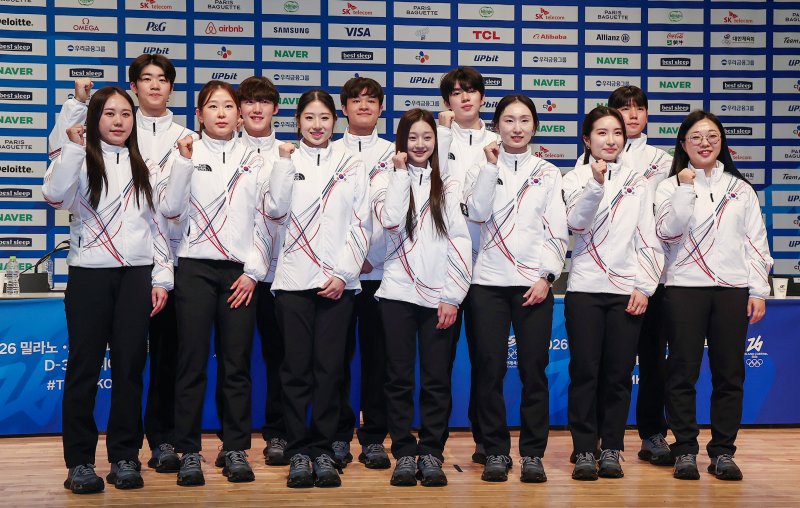 7일 충북 진천선수촌 챔피언하우스에서 열린 2026 밀라노코르티나동계올림픽대회 D-30 미디어데이에서 대표 선수들이 기념촬영을 하고 있다. 2026.1.7/뉴스1 ⓒ News1 김성진 기자
