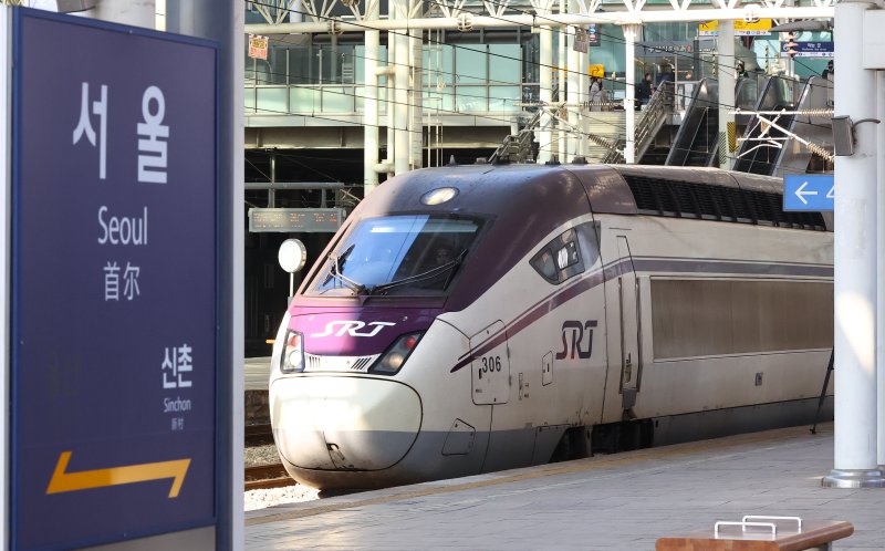 [서울=뉴시스] 황준선 기자 = 철도운영사 통합을 위한 고속열차 교차 시운전이 실시된 3일 서울 중구 서울역에 정차했던 SRT 열차가 역사를 빠져나가고 있다.한국철도공사(코레일)와 SR(에스알)은 철도운영사 통합을 위해 KTX와 SRT 열차를 각각 수서와 서울역에서 영업 시운전을 시행한다. 시운전 이후 실제 고객들이 이용할 수 있는 시범 교차운행은 오는 25일로 계획돼 있다. 2026.02.03. hwang@newsis.com
