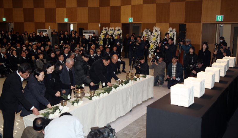 3일 오후 제주4･3평화공원 내 평화교육센터에서 열린 '4·3희생자 발굴유해 신원확인 결과 보고회'에서 참석자들이 헌화하고 있다.2026.2.3/뉴스1 ⓒ News1 고동명 기자