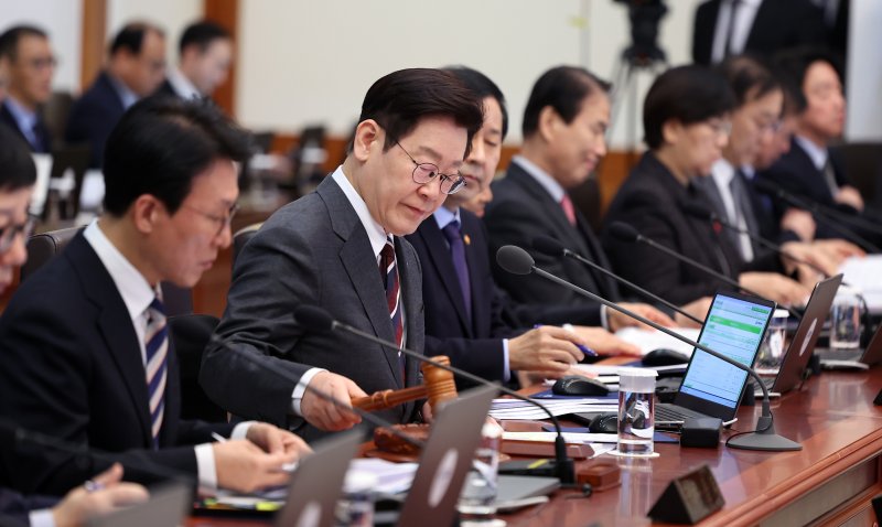 이재명 대통령이 3일 청와대에서 열린 국무회의에서 의사봉을 두드리고 있다. (청와대통신사진기자단) 2026.2.3/뉴스1 ⓒ News1 이재명 기자
