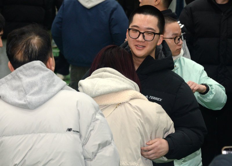 [임실=뉴시스] 김얼 기자 = 육군 35사단 2026년 첫 입영식이 열린 3일 전북 임실군 35사단 충경신병교육대 김범수관에서 입영장병이 입영 전 마지막 인사를 나누고 있다. 2026.02.03. pmkeul@newsis.com