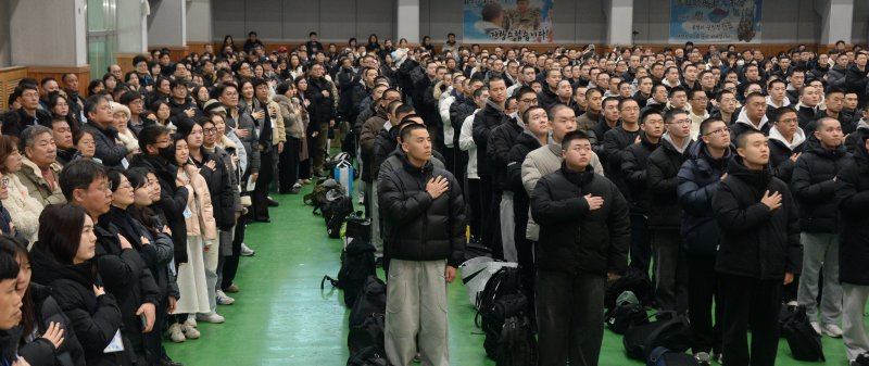 [임실=뉴시스] 김얼 기자 = 육군 35사단 2026년 첫 입영식이 열린 3일 전북 임실군 35사단 충경신병교육대 김범수관에서 입영장병들이 국민의례를 하고 있다. 2026.02.03. pmkeul@newsis.com
