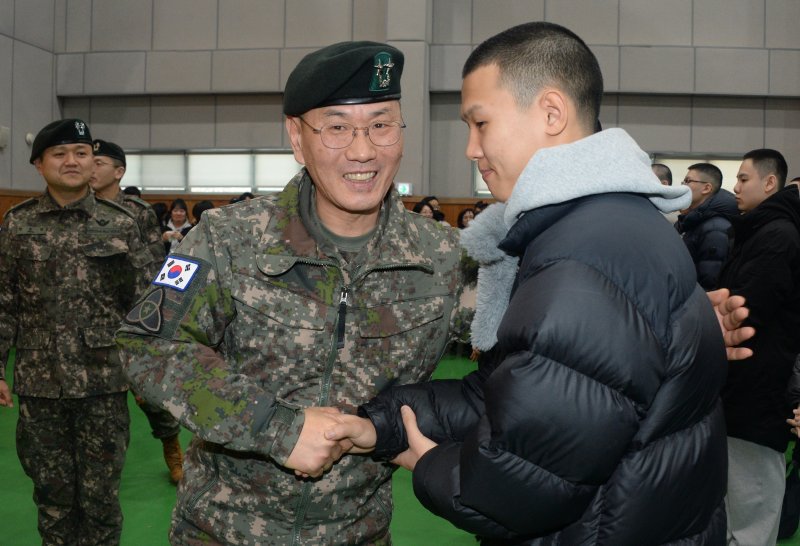 [임실=뉴시스] 김얼 기자 = 육군 35사단 김광석 사단장이 3일 전북 임실군 35사단 충경신병교육대 김범수관에서 열린 '2026년 첫 입영식'에 참석해 입영장병들을 격려하고 있다. 2026.02.03. pmkeul@newsis.com