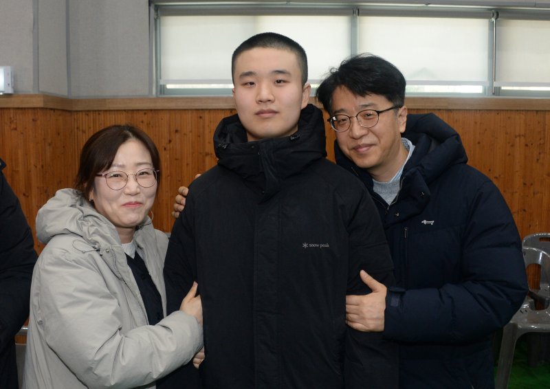 [임실=뉴시스] 김얼 기자 = 육군 35사단 2026년 첫 입영식이 열린 3일 전북 임실군 35사단 충경신병교육대 김범수관에서 황준하 훈련병(가운데)과 황 훈련병의 모친 윤미영씨(왼쪽) 등 가족이 본사와 인터뷰를 하고 있다. 2026.02.03. pmkeul@newsis.com