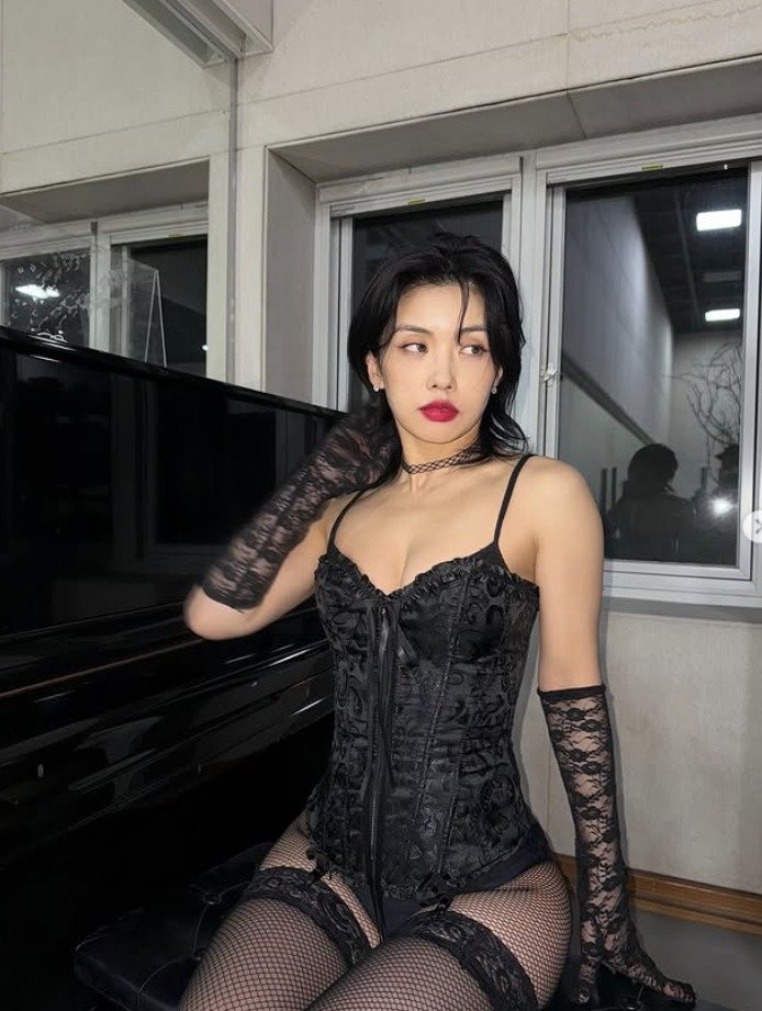 댄서 아이키, 란제리 룩에 망사 스타킹 '파격 섹시'…"옷 입어" [N샷]