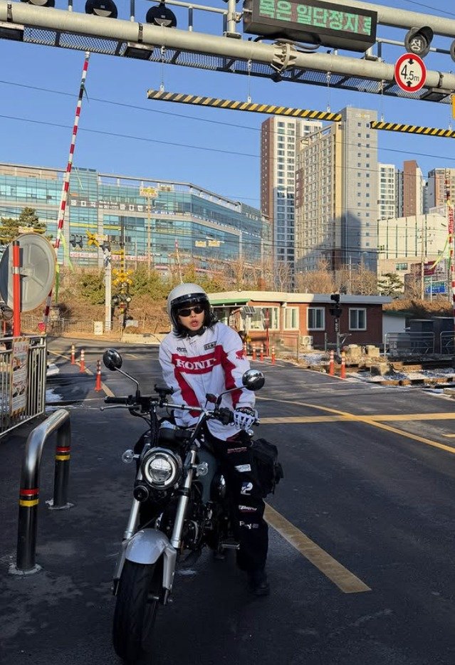 댄서 아이키, 란제리 룩에 망사 스타킹 '파격 섹시'…"옷 입어" [N샷]