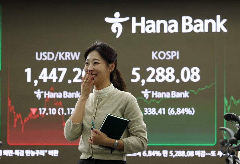 [서울=뉴시스] 이영환 기자 = 코스피가 전 거래일(4949.67)보다 338.41포인트(6.84%) 오른 5288.08에 마감한 3일 오후 서울 중구 하나은행 딜링룸 전광판에 지수가 표시되어 있다.코스닥 지수는 전 거래일(1098.36)보다 45.97포인트(4.19%) 오른 1144.33, 서울 외환시장에서 원·달러 환율은 전 거래일(1464.3원)보다 18.9원 내린 1445.4원에 주간 거래를 마감했다. 2026.02.03. 20hwan@newsis.com