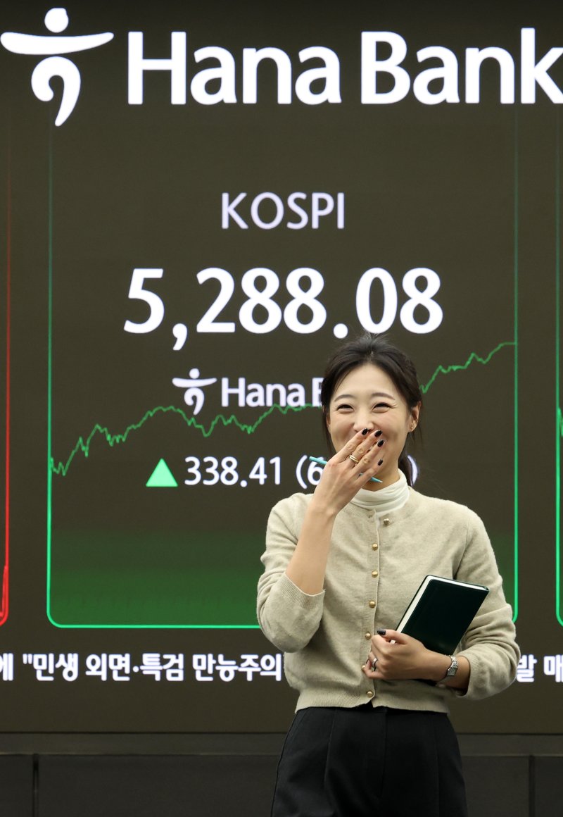 [서울=뉴시스] 이영환 기자 = 코스피가 전 거래일(4949.67)보다 338.41포인트(6.84%) 오른 5288.08에 마감한 3일 오후 서울 중구 하나은행 딜링룸 전광판에 지수가 표시되어 있다.코스닥 지수는 전 거래일(1098.36)보다 45.97포인트(4.19%) 오른 1144.33, 서울 외환시장에서 원·달러 환율은 전 거래일(1464.3원)보다 18.9원 내린 1445.4원에 주간 거래를 마감했다. 2026.02.03. 20hwan@newsis.com