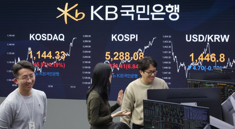 [서울=뉴시스] 김금보 기자 = 3일 오후 서울 영등포구 KB국민은행 딜링룸에서 직원들이 업무를 하고 있다.코스피는 전 거래일(4949.67)보다 338.41포인트(6.84%) 오른 5288.08에, 코스닥 지수는 전 거래일(1098.36)보다 45.97포인트(4.19%) 오른 1144.33에 거래를 마쳤다. 서울 외환시장에서 원·달러 환율은 전 거래일(1464.3원)보다 18.9원 내린 1445.4원에 주간 거래를 마감했다. 2026.02.03. kgb@newsis.com