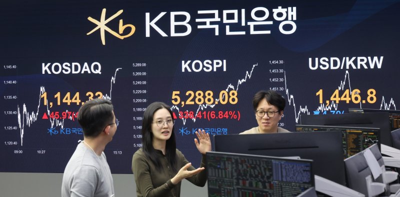 [서울=뉴시스] 김금보 기자 = 3일 오후 서울 영등포구 KB국민은행 딜링룸에서 직원들이 업무를 하고 있다.코스피는 전 거래일(4949.67)보다 338.41포인트(6.84%) 오른 5288.08에, 코스닥 지수는 전 거래일(1098.36)보다 45.97포인트(4.19%) 오른 1144.33에 거래를 마쳤다. 서울 외환시장에서 원·달러 환율은 전 거래일(1464.3원)보다 18.9원 내린 1445.4원에 주간 거래를 마감했다. 2026.02.03. kgb@newsis.com