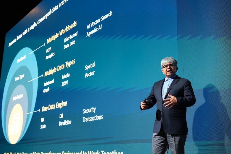 [서울=뉴시스] 티르탄카르 라히리 오라클 미션 크리티컬 데이터 및 AI 엔진 부문 수석 부사장은 3일 서울 강남구 그랜드 인터콘티넨탈 파르나스 호텔에서 진행된AI 서밋에서 발표했다. (사진=한국오라클 제공) *재판매 및 DB 금지