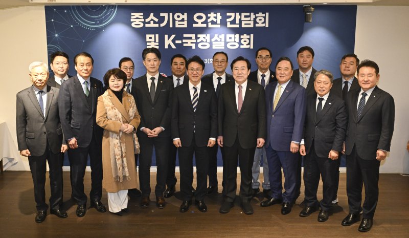 김민석 국무총리와 김기문 중소기업중앙회장을 비롯한 참석자들이 3일 서울 중구 달개비에서 열린 중소기업 오찬 간담회 및 K-국정설명회에서 기념 촬영을 하고 있다. 앞줄 왼쪽 4번째부터 노용석 중소벤처기업부 제1차관, 김 총리, 김 회장. (공동취재) 2026.2.3/뉴스1 ⓒ News1 임세영 기자