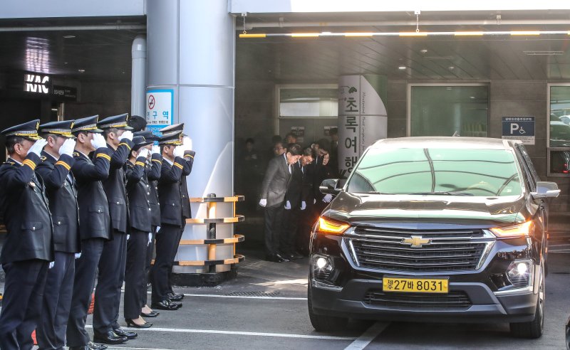 [제주=뉴시스] 우장호 기자 = 3일 오후 제주국제공항 1층 도착장으로 제주4·3 사건 희생자 유해가 운구되고 있다. 이 유해들은 대전 산내 골령골에서 3구, 경산 코발트광산에서 학살된 희생자 유해 중 2구, 제주 도내에서 발견된 유해 2구 신원 등 총 7구이다. 2026.02.03. woo1223@newsis.com