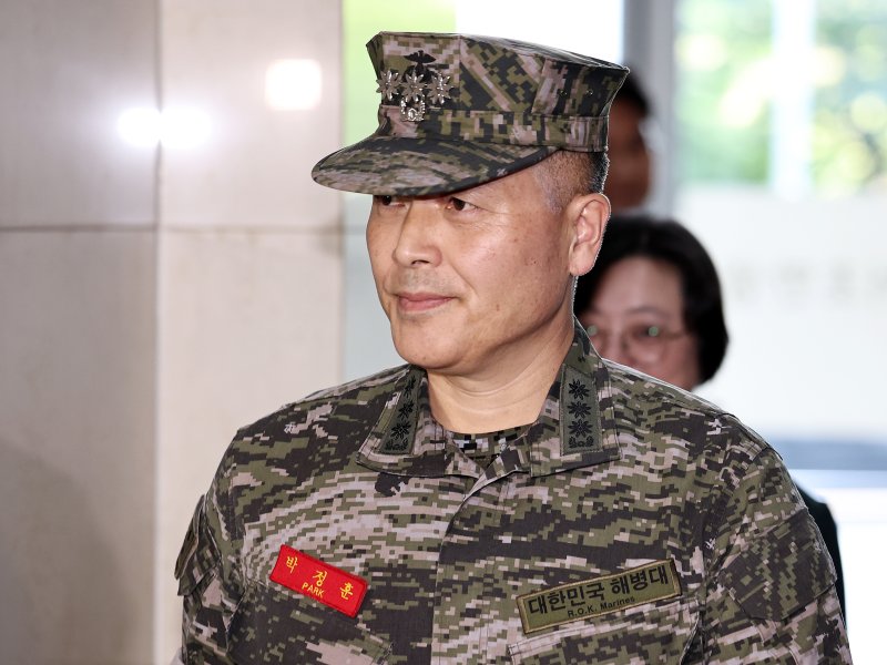 박정훈 해병대수사단장이 27일 오전 서울 서초구 '순직 해병 특검'(이명현 특별검사) 사무실에서 4차 참고인 조사를 받기 위해 출석하고 있다. 2025.8.27/뉴스1 ⓒ News1 구윤성 기자