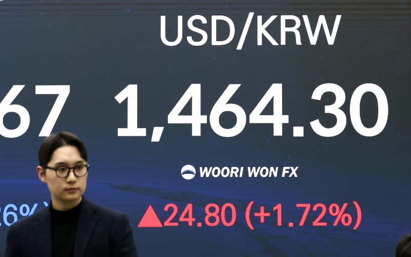 2일 오후 서울 중구 우리은행 본점 딜링룸 전광판에 환율 현황이 표시되어 있다. 서울외환시장에서 원·달러 환율은 전일 대비 24.80원(1.72%) 상승한 달러당 1464.30원에 거래되고 있다. 2026.2.2/뉴스1 ⓒ News1 최지환 기자