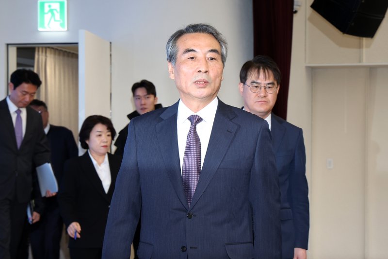 [서울=뉴시스] 조성우 기자 = 민중기 특별검사와 특검보가 29일 오전 서울 종로구 KT 광화문빌딩 웨스트에서 열린 김건희 여사의 각종 의혹 관련 최종 수사 결과 발표 브리핑에 참석하고 있다. 2025.12.29. xconfind@newsis.com