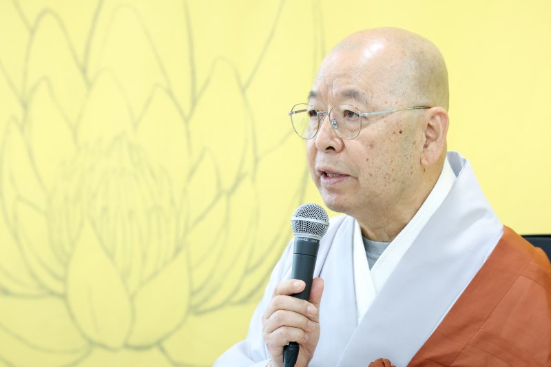 [서울=뉴시스] 박진희 기자 = 대한불교조계종사회복지재단 대표이사 도륜스님이 3일 서울 종로구 한국불교역사문화기념관에서 신년 기자간담회를 하고 있다. 2026.02.03. pak7130@newsis.com
