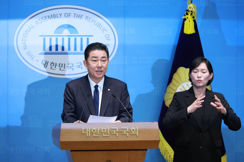 [서울=뉴시스] 고승민 기자 = 김병기 더불어민주당 의원이 19일 서울 여의도 국회 소통관에서 기자회견을 하고 있다. 2026.01.19. kkssmm99@newsis.com