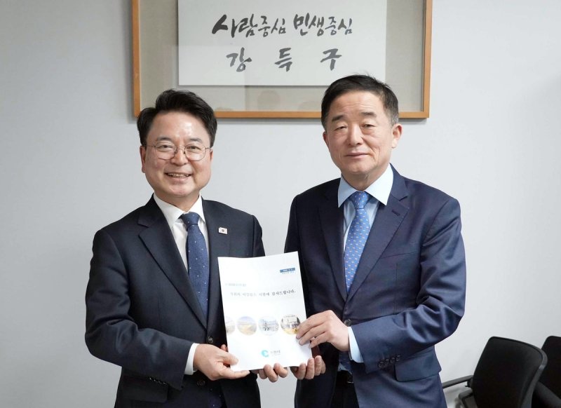 육동한 춘천시장(왼쪽), 강득구 의원 면담 (출처=연합뉴스)