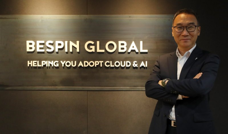 [서울=뉴시스] 김혜진 기자 = 허양호 베스핀글로벌 한국 대표가 지난 18일 서울 서초구 베스핀글로벌 본사에서 뉴시스와 인터뷰에 앞서 포즈를 취하고 있다. 2025.06.18. jini@newsis.com