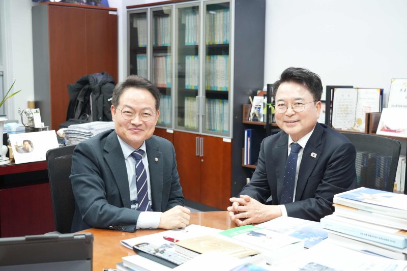 육동한 춘천시장이 3일 국회에서 허영 의원을 만나 지역 핵심 사업에 대한 국회 차원의 관심과 협력을 건의한 뒤 기념촬영을 진행했다.(춘천시 제공, 재판매 및 DB금지) /뉴스1