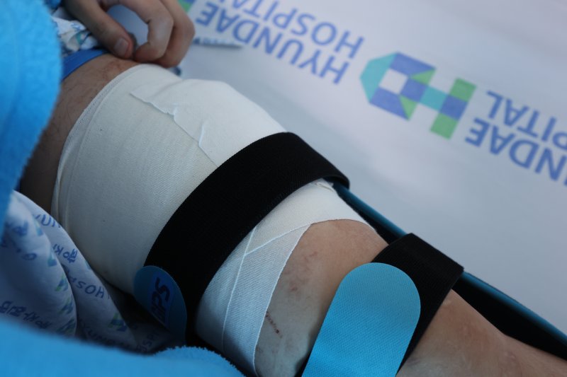 지난 2일 광주 서구 금호동에서 도주 중인 강도를 맨몸으로 제압하던 중 흉기에 찔린 김세웅 씨(28)의 왼쪽 허벅지 상처. 깊이 약 6~7cm로, 현재 봉합 수술을 앞두고 있다. ⓒ News1 박지현 기자