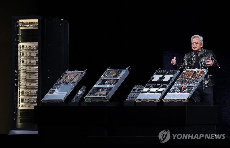 신제품 선보이는 젠슨 황 (출처=연합뉴스)