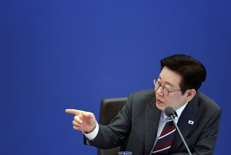 [서울=뉴시스] 고범준 기자 = 이재명 대통령이 3일 청와대에서 열린 국무회의에서 발언하고 있다. 2026.02.03. bjko@newsis.com