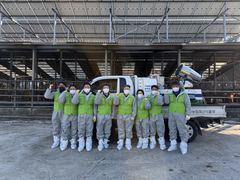 생축장 방역 상황 점검 및 소독 시연.(농협 강원본부 제공. 재판매 및 DB금지)/뉴스1