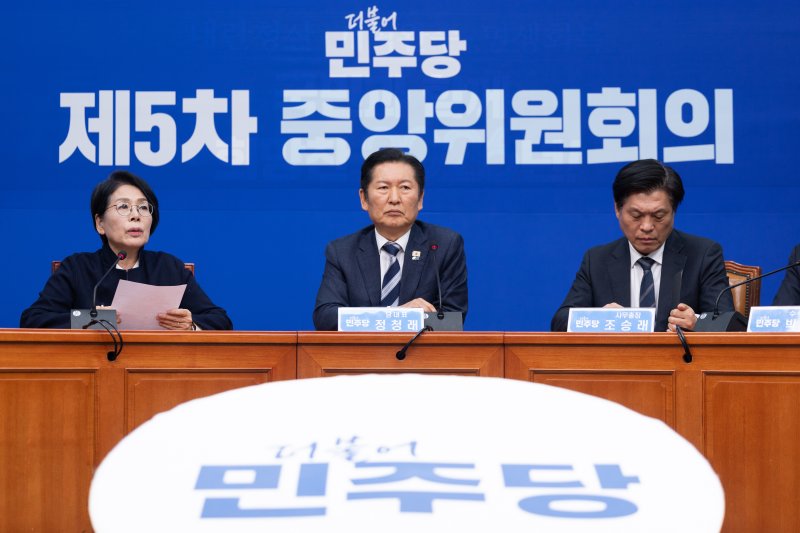 최민희 더불어민주당 의원이 3일 서울 여의도 국회에서 1인 1표제 당헌 개정안 중앙위원회 통과에 대한 입장을 밝히고 있다. 정 대표의 핵심 공약인 대의원-권리당원 1인 1표제 투표 결과는 590명 중 515명 참여, 찬성 60.58% 반대 39.42%로 가결됐다. 2026.2.3/뉴스1 ⓒ News1 이승배 기자