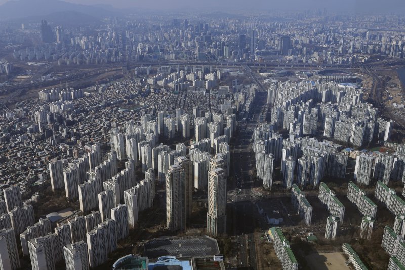 서울시 송파구 올림픽로 롯데 월드 타워 서울스카이 전망대에서 아파트 등 주택 단지가 보이고 있다. 2026.2.1/뉴스1 ⓒ News1 박정호 기자