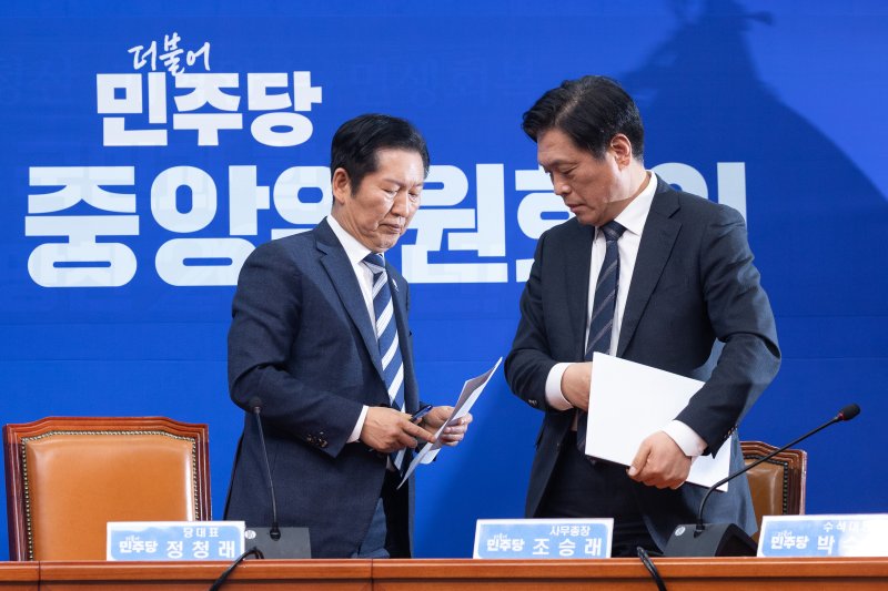 정청래 더불어민주당 대표가 3일 서울 여의도 국회에서 1인 1표제 당헌 개정안 중앙위원회 통과에 대한 입장을 밝히고 이석하고 있다. 정 대표의 핵심 공약인 대의원-권리당원 1인 1표제 투표 결과는 590명 중 515명 참여, 찬성 60.58% 반대 39.42%로 가결됐다. 2026.2.3/뉴스1 ⓒ News1 이승배 기자