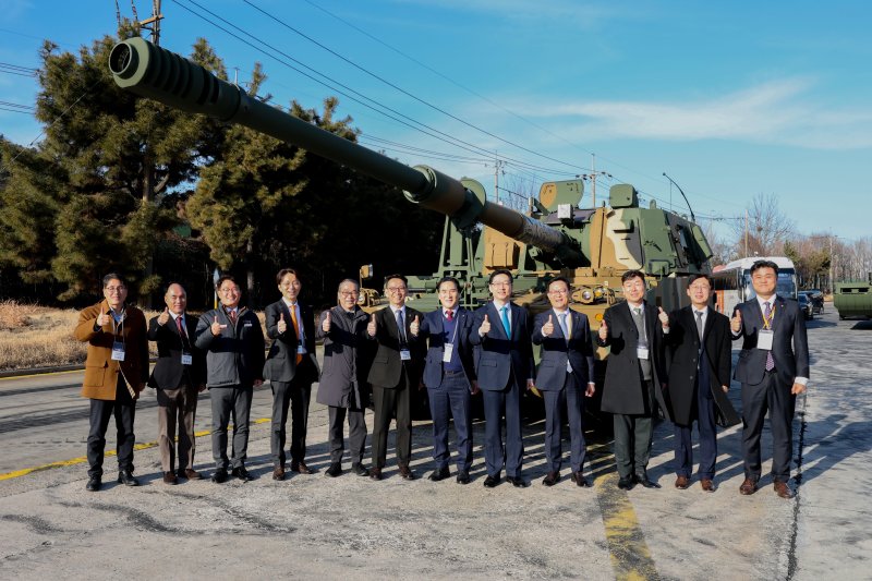 [창원=뉴시스]3일 한화에어로스페이스 창원3사업장에서 열린 '방산·항공우주산업 혁신 상생협력 선포식' 주요 참석자들 K9 자주포 앞에서 기념촬영하고 있다.(사진=한화에어로스페이스 제공) 2026.02.03. photo@newsis.com